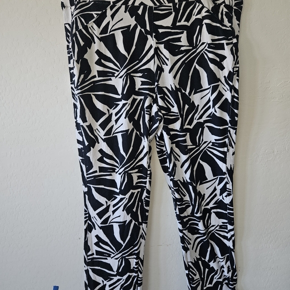 Chico's Travelers Black & White Geometric Print Crepe Pants (Size 3R) XL/16 - Picture 3 of 4